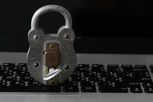 concetto di sicurezza Internet-vecchio lucchetto e chiave sulla tastiera del computer portatile foto