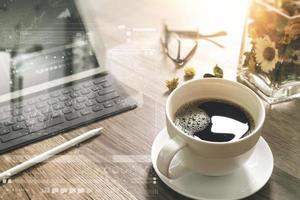 tazza di caffè e tastiera digitale dock da tavolo intelligente, vaso di erbe aromatiche, penna stilo sul tavolo di legno, effetto filtro foto