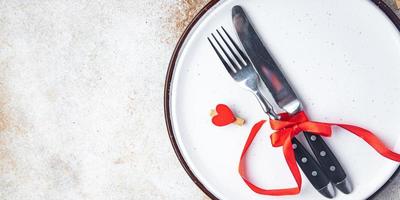 tavola di San Valentino posate forchetta, coltello, piatto San Valentino vacanza cibo sfondo foto