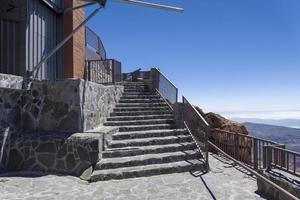 gradini sulla sommità dell'edificio del vulcano teide. foto