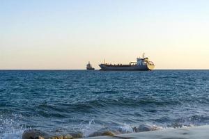 nave nel Mar Mediterraneo al largo della costa di Cipro. foto