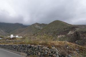 montagne e strade dell'isola di tenerife. foto