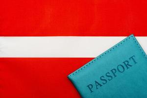 sullo sfondo della bandiera dell'austria c'è un passaporto. foto