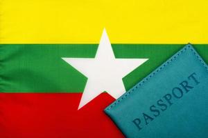 sullo sfondo della bandiera del Myanmar c'è un passaporto. foto