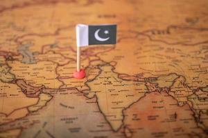 la bandiera del pakistan sulla mappa del mondo. foto