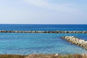 pietre nel mare contro le onde a cipro. foto