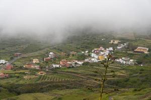 villaggio sotto le nuvole, vista dall'alto dalla montagna foto