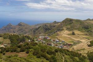 vista sulle montagne e sulla città dell'isola di tenerife. foto