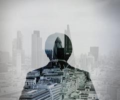 doppia esposizione della vista posteriore dell'uomo d'affari di successo che guarda l'edificio di Londra come concetto foto