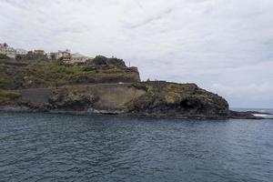 il mare e la casa sulla collina dell'isola di tenerife. foto