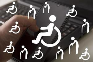 icone disabilitate sullo sfondo del computer. assistenza ai disabili. foto