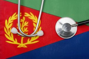 bandiera dell'Eritrea e stetoscopio. il concetto di medicina. foto