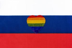 la bandiera della russia e il cuore a forma di bandiera lgbt. foto