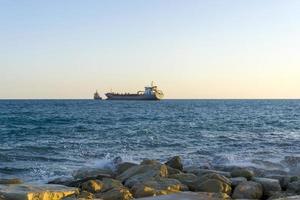 nave nel Mar Mediterraneo al largo della costa di Cipro. foto