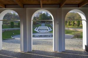 colonne nei giardini patriarcali, un parco nella città di vladimir. foto