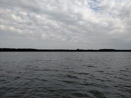 lago nel buio giorno d'estate soffici nuvole foto