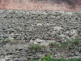 il muro della fortezza nella città di dubno. in un giorno d'estate. foto