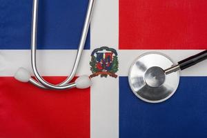 la bandiera della repubblica dominicana e lo stetoscopio. il concetto di medicina. foto