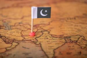 la bandiera del pakistan sulla mappa del mondo. foto