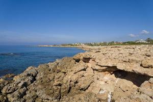 vista della spiaggia con rocce bianche. Cipro foto