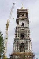 impalcature installate su un edificio della vecchia chiesa di alto livello foto