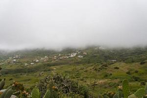 villaggio sotto le nuvole, vista dall'alto dalla montagna foto