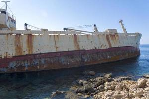 nave abbandonata che fece naufragio al largo vicino alla costa di Cipro foto