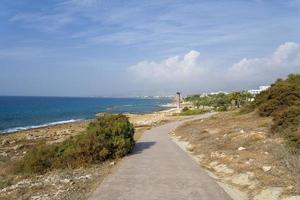 strada pedonale a cipro lungo il mare. foto