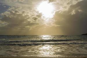 il mare e le nuvole coprivano il sole. foto