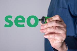 il concetto di seo marketing con la ricerca di uomini d'affari su internet. foto