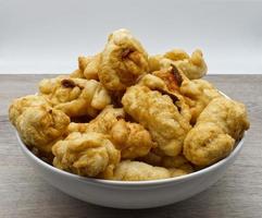 crispeddi calabresi della tradizione italiana. ciambelle fritte salate con dentro pezzi di acciughe. I crispeddi sono preparati soprattutto nel sud italia durante il periodo natalizio. foto