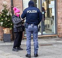 bologna, italia, 2021 poliziotto italiano che mantiene la sicurezza nella piazza storica di bologna. Italia foto