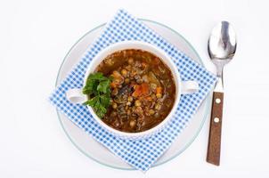 zuppa di verdure con lenticchie in piatto bianco. foto in studio