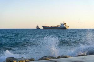nave nel Mar Mediterraneo al largo della costa di Cipro. foto