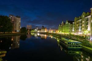 russia, kaliningrad 05 giugno 2021 fotografia notturna. la luna splende. la parte centrale della città di Kaliningrad. foto