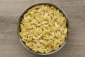 cavatelli italiani tradizionali crudi. i cavatelli sono un tipo di pasta corta tipica del sud italia, preparati solo con farina di semola e acqua. vista dall'alto foto