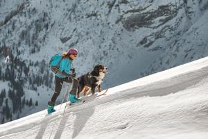 sci alpinismo una ragazza con il suo cane foto