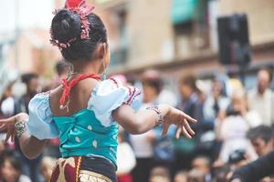 Milano, Italia, 2017. ragazza dello Sri Lanka durante uno spettacolo di danza in strada foto