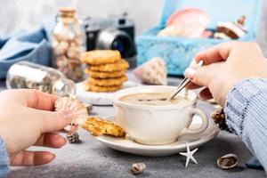 tazza di caffè con biscotti foto