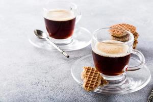 tazza di caffè in vetro con biscotti allo sciroppo di cialde foto