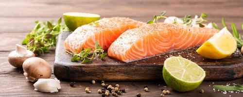 filetto di salmone crudo fresco foto