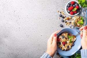 muesli d'avena con frutti di bosco e yogurt foto