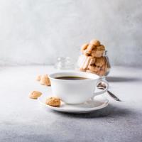 tazza di caffè bianca con amaretti foto