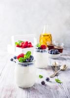 colazione sana con yogurt naturale e frutti di bosco foto