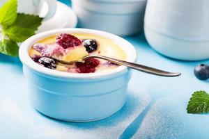 Clafoutis di dessert alla frutta dolce tradizionale francese foto