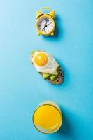 panino sano con avocado fresco e uova di quaglia fritte foto