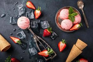 piatto con gelato alla fragola foto