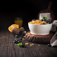 colazione salutare con corn flakes e frutti di bosco foto