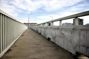 linea pedonale sul ponte che porta al paese. foto