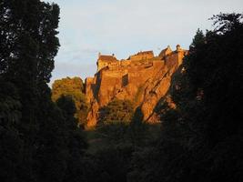 castello di edimburgo al tramonto foto